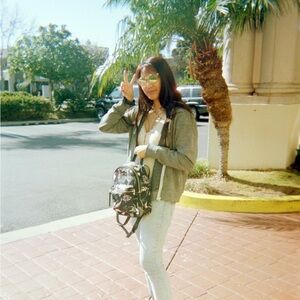 Meet your Posher, Elaika